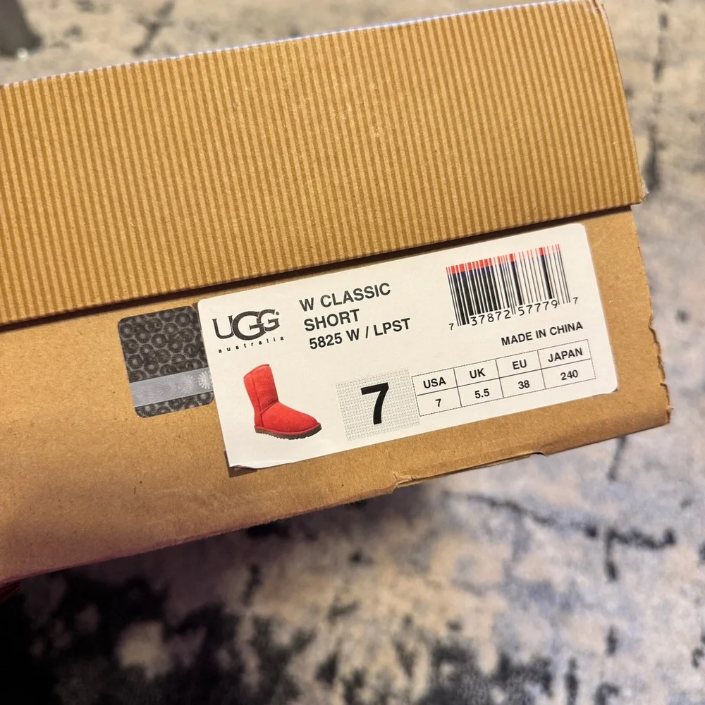UGG Classic Short in Limited Edition Coral | Women’s Size 7 - Picture 9 of 9
